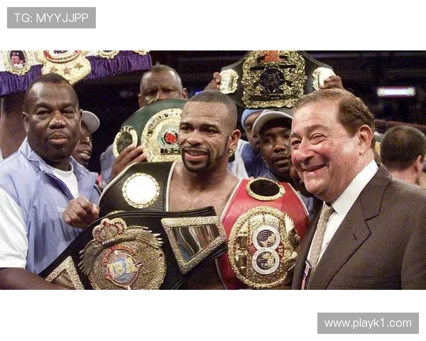 琼斯真是活成了拳坛的豪门富二代，比赛结束居然还穿着亿万定制鞋出场？