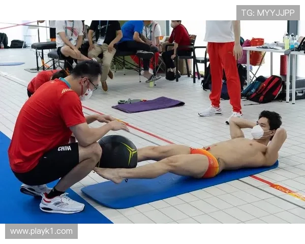 徐嘉余训练完直接拎着爱马仕去吃路边摊？