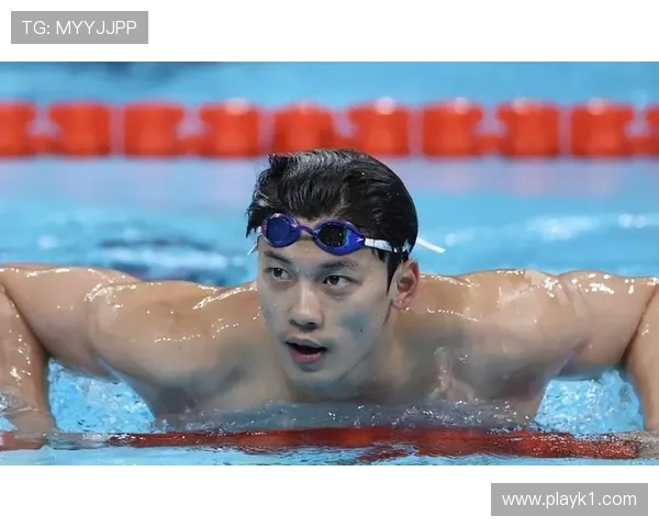 汪顺家的冰箱里塞满了蛋白粉，连饮料都按秒表倒