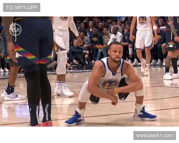 扬尼斯利用挡拆制造错位拉开空间提升关键时刻效率