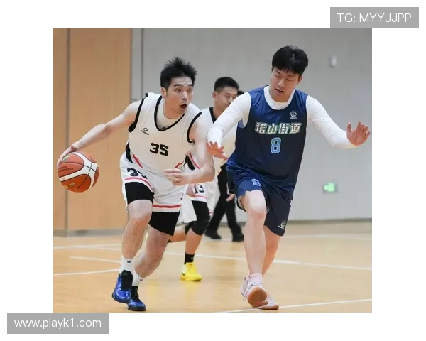 篮球比赛中如何正确判定篮下干扰球是否违例？